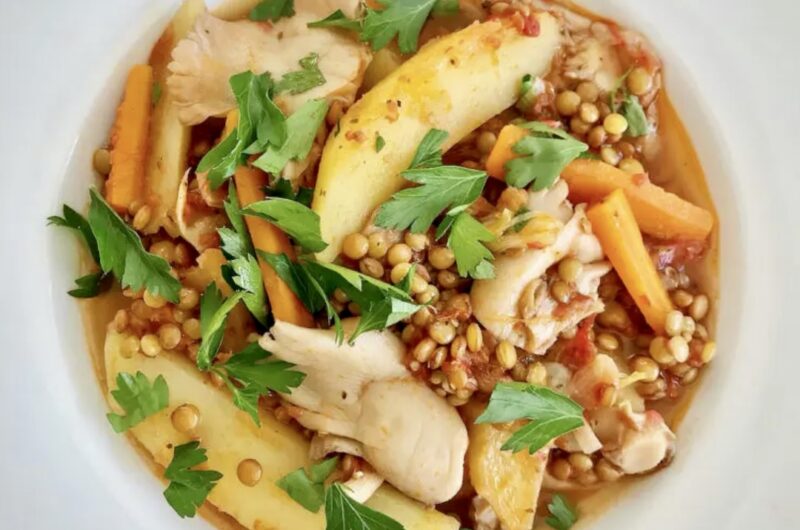 Boczniaki duszone z warzywami, czyli świeże grzyby duszone z marchewką, dymką i ziemniakami podane w sosie z pomidorami i soczewicą.