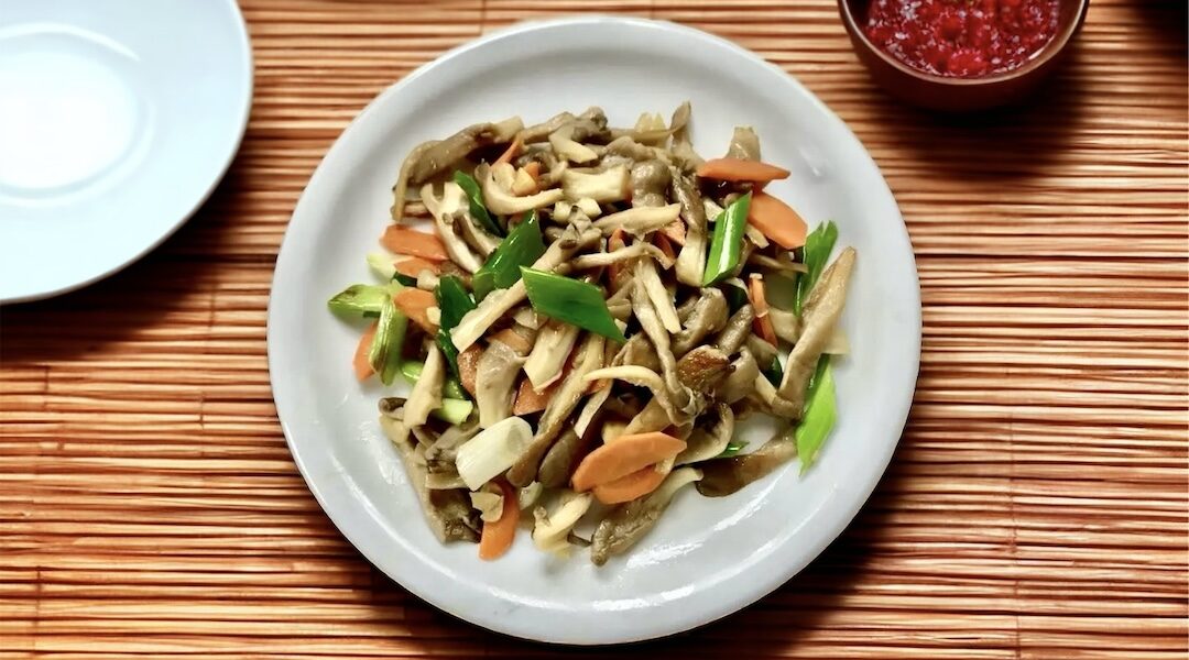 Błyskawiczny przepis na aromatyczne boczniaki smażone na sposób chiński z dodatkiem chrupiących warzyw.