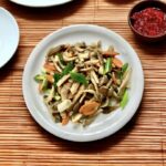 Błyskawiczny przepis na aromatyczne boczniaki smażone na sposób chiński z dodatkiem chrupiących warzyw.