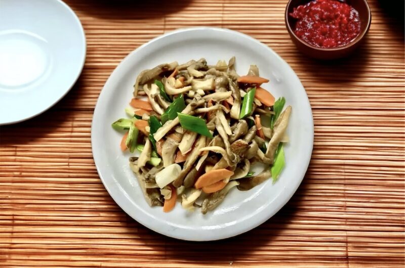 Błyskawiczny przepis na aromatyczne boczniaki smażone na sposób chiński z dodatkiem chrupiących warzyw.