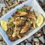 Grzyby boczniaki marynowane w oliwie, soku z cytryny i doprawione suszonym oregano, a następnie przyrządzone z grilla.