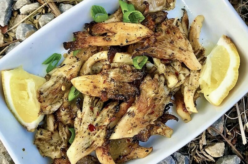 Grzyby boczniaki marynowane w oliwie, soku z cytryny i doprawione suszonym oregano, a następnie przyrządzone z grilla.