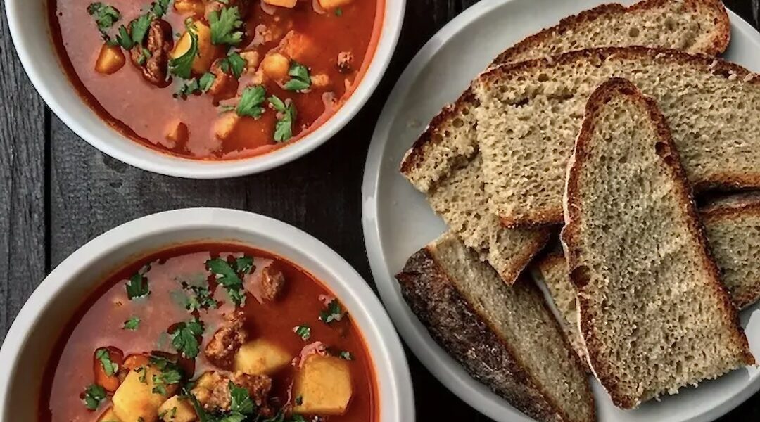 Bogracz gulasz to pyszna węgierska zupa gulaszowa przygotowana z wołowiny z dodatkiem warzyw korzeniowych, pomidora, cebuli i dużej ilości mielonej papryki.