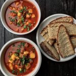 Bogracz gulasz to pyszna węgierska zupa gulaszowa przygotowana z wołowiny z dodatkiem warzyw korzeniowych, pomidora, cebuli i dużej ilości mielonej papryki.