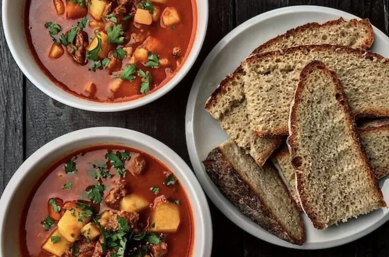 Bogracz gulasz to pyszna węgierska zupa gulaszowa przygotowana z wołowiny z dodatkiem warzyw korzeniowych, pomidora, cebuli i dużej ilości mielonej papryki.