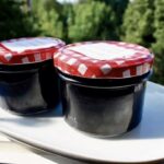 Warto zamknąć w słoiku borówki, aby móc się nimi rozkoszować nie tylko w sezonie, ale również w zimowe, długie wieczory. Najprostszą metodą jest przegotowanie borówek z cukrem.