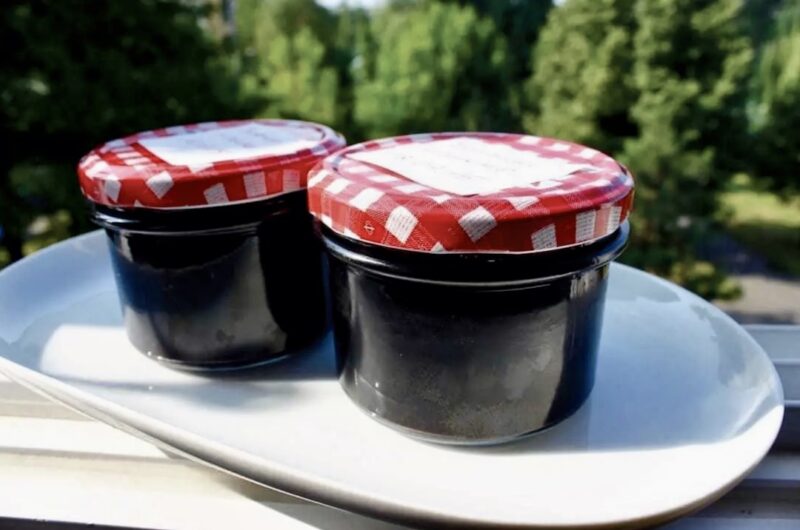 Warto zamknąć w słoiku borówki, aby móc się nimi rozkoszować nie tylko w sezonie, ale również w zimowe, długie wieczory. Najprostszą metodą jest przegotowanie borówek z cukrem.