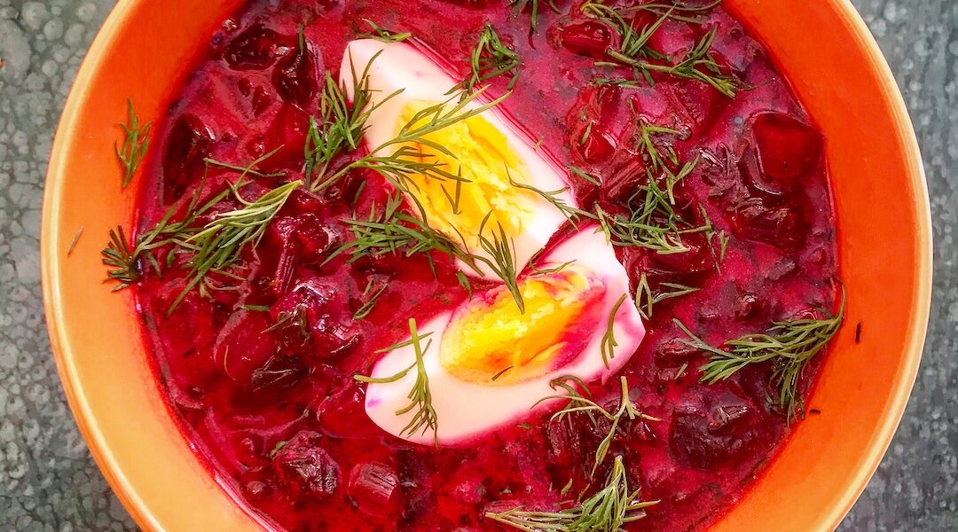 Botwinka czyli wiosenna zupa z młodych buraków z dodatkiem koperku podawana z jajkiem gotowanym.