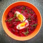 Botwinka czyli wiosenna zupa z młodych buraków z dodatkiem koperku podawana z jajkiem gotowanym.