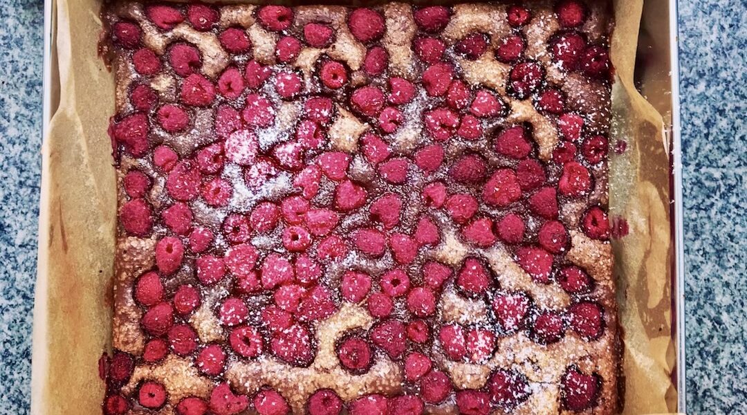 Brownie to łatwe ciasto czekoladowe z dodatkiem mielonych migdałów pieczone z soczystymi malinami.