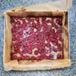 Brownie to łatwe ciasto czekoladowe z dodatkiem mielonych migdałów pieczone z soczystymi malinami.