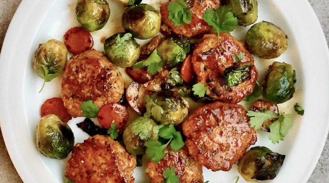 Brukselka gotowana z marchewką, a następnie smażona z łososiem przyrządzonym w formie kotlecików po azjatycku.