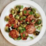 Brukselka gotowana z marchewką, a następnie smażona z łososiem przyrządzonym w formie kotlecików po azjatycku.