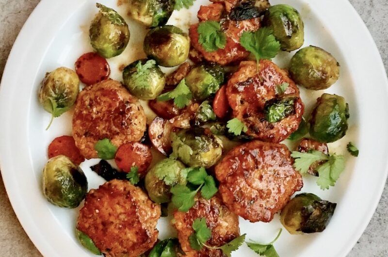 Brukselka gotowana z marchewką, a następnie smażona z łososiem przyrządzonym w formie kotlecików po azjatycku.