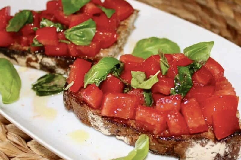 Bruschetta z pomidorami to grillowana i polana obficie oliwą kromka wiejskiego chleba z pomidorami, świeżą bazylią i solą morską.