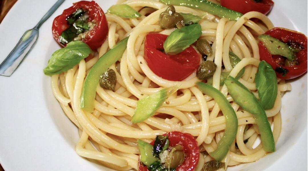 Bucatini alla crudaiola czyli makaron podany z pokrojonymi pomidorkami koktajlowymi i świeżą papryką marynowanymi w oliwie z bazylią i kaparami.