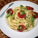 Bucatini alla crudaiola czyli makaron podany z pokrojonymi pomidorkami koktajlowymi i świeżą papryką marynowanymi w oliwie z bazylią i kaparami.