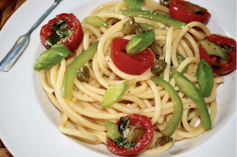 Bucatini alla crudaiola czyli makaron podany z pokrojonymi pomidorkami koktajlowymi i świeżą papryką marynowanymi w oliwie z bazylią i kaparami.
