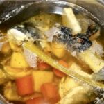 Bulion rybny przygotowany z wywaru z głów, ogonów i kręgosłupów ryb gotowanych z dodatkiem warzyw i przypraw.