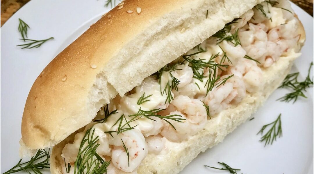 Miękka bułka z pysznymi drobnymi krewetkami koktajlowymi z Morza Północnego z dodatkiem majonezu i koperku.