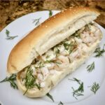 Miękka bułka z pysznymi drobnymi krewetkami koktajlowymi z Morza Północnego z dodatkiem majonezu i koperku.