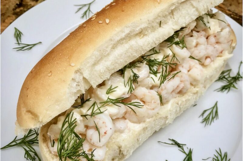 Miękka bułka z pysznymi drobnymi krewetkami koktajlowymi z Morza Północnego z dodatkiem majonezu i koperku.