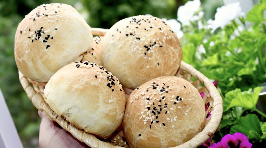 Bułki pszenne z ciasta drożdżowego zagniecionego dzień wcześniej, pieczone wczesnym rankiem.