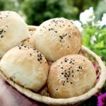 Bułki pszenne z ciasta drożdżowego zagniecionego dzień wcześniej, pieczone wczesnym rankiem.