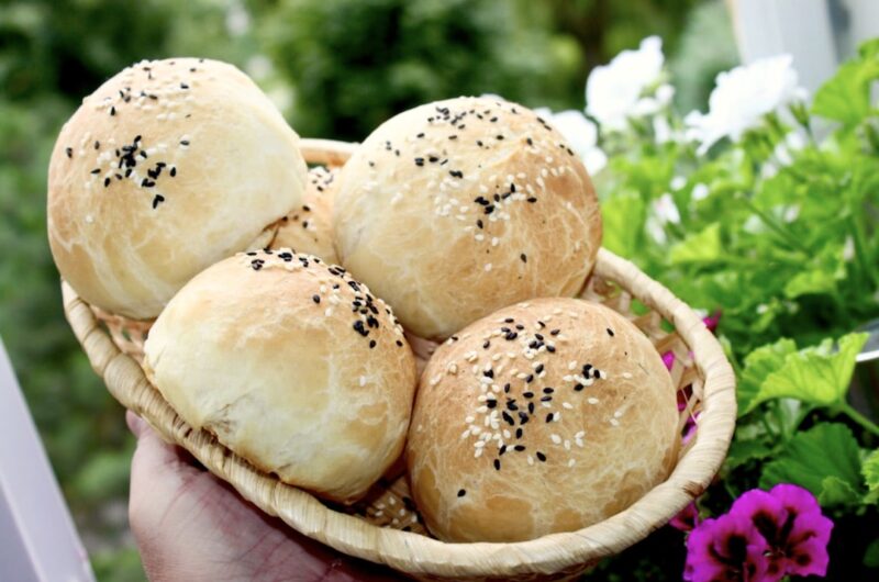 Bułki pszenne z ciasta drożdżowego zagniecionego dzień wcześniej, pieczone wczesnym rankiem.