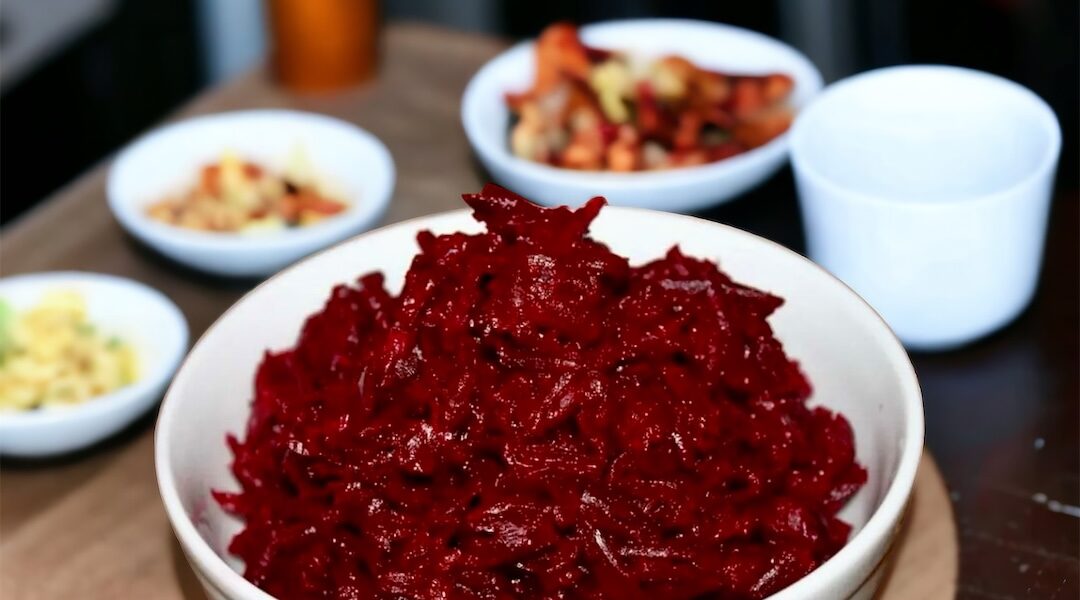 Ugotowane, obrane i starte buraki czerwone zasmażane i doprawione kminkiem i kwaśną śmietaną.