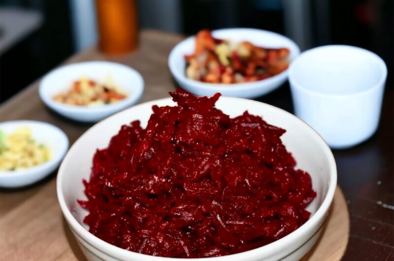 Ugotowane, obrane i starte buraki czerwone zasmażane i doprawione kminkiem i kwaśną śmietaną.