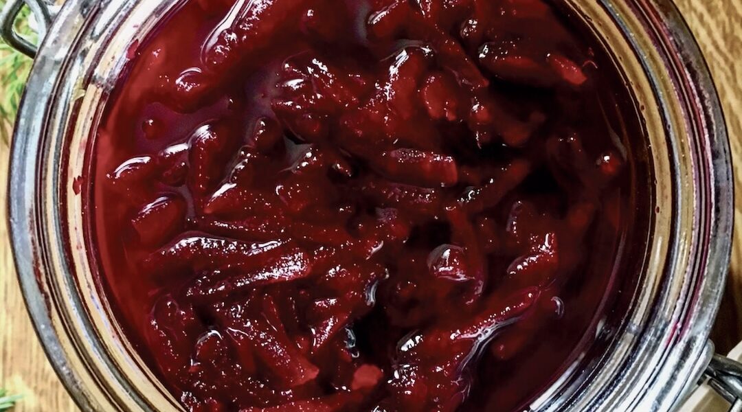 Buraki czerwone gotowane z dodatkiem octu winnego i przypraw, a następnie starte i marynowane w słoiku z zalewą.