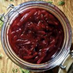 Buraki czerwone gotowane z dodatkiem octu winnego i przypraw, a następnie starte i marynowane w słoiku z zalewą.