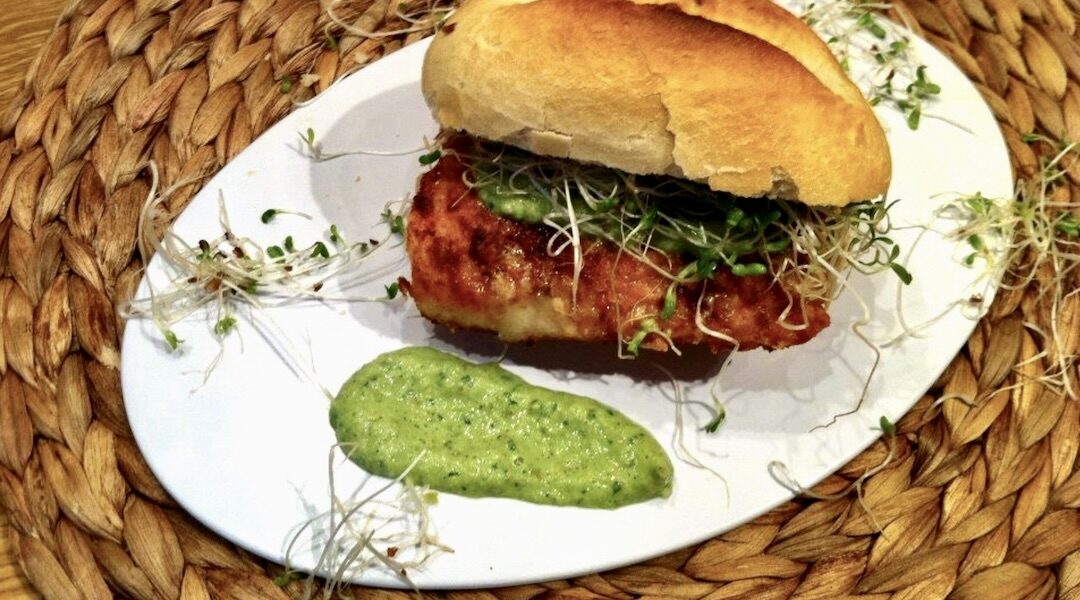 Burger rybny przygotowany z filet z dorsza smażonego i podanego w bułce z dodatkiem sosu z kaparów, sałaty, pietruszki i korniszonów.