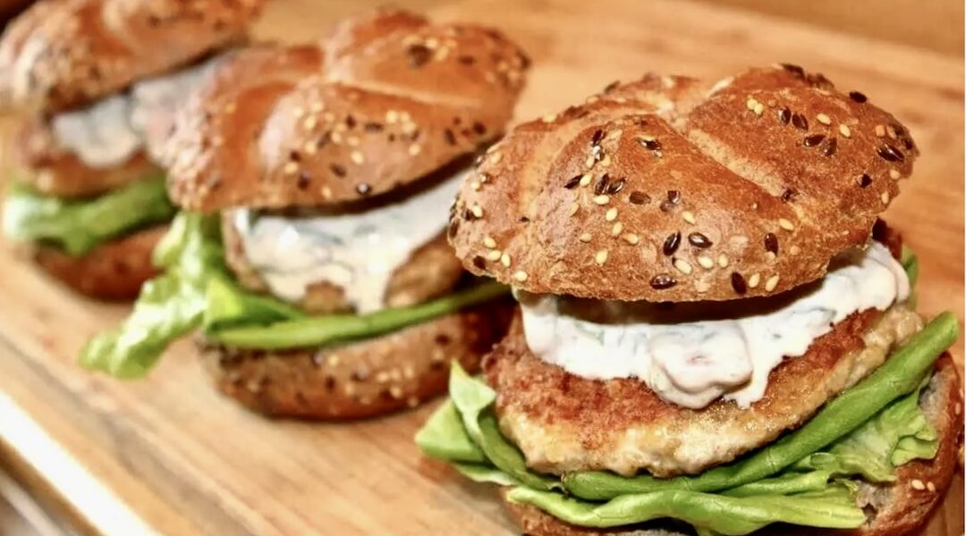 Przepyszne burgery drobiowe przygotowane z mielonego mięsa z udek kurczaka zmieszanego z bulgurem, a następnie formowane w kotlety i smażone.