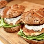 Przepyszne burgery drobiowe przygotowane z mielonego mięsa z udek kurczaka zmieszanego z bulgurem, a następnie formowane w kotlety i smażone.