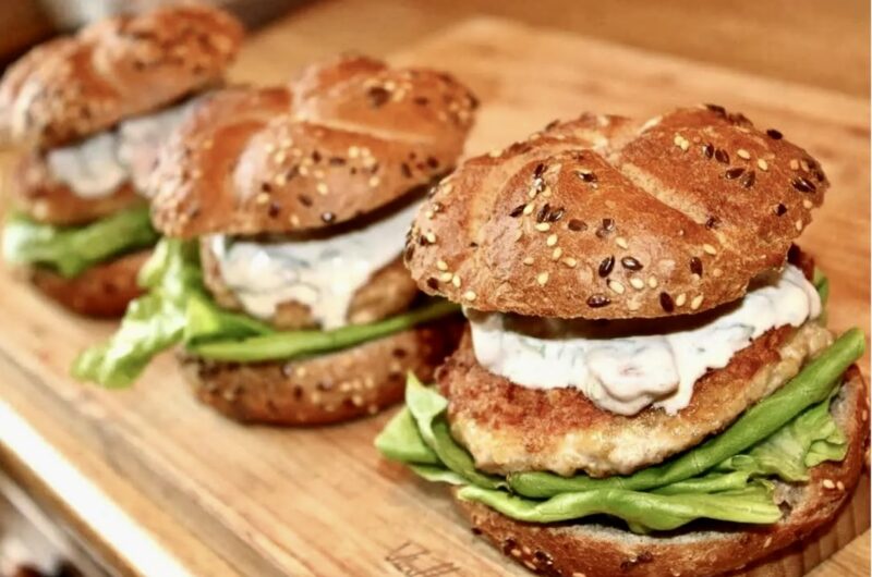 Przepyszne burgery drobiowe przygotowane z mielonego mięsa z udek kurczaka zmieszanego z bulgurem, a następnie formowane w kotlety i smażone.