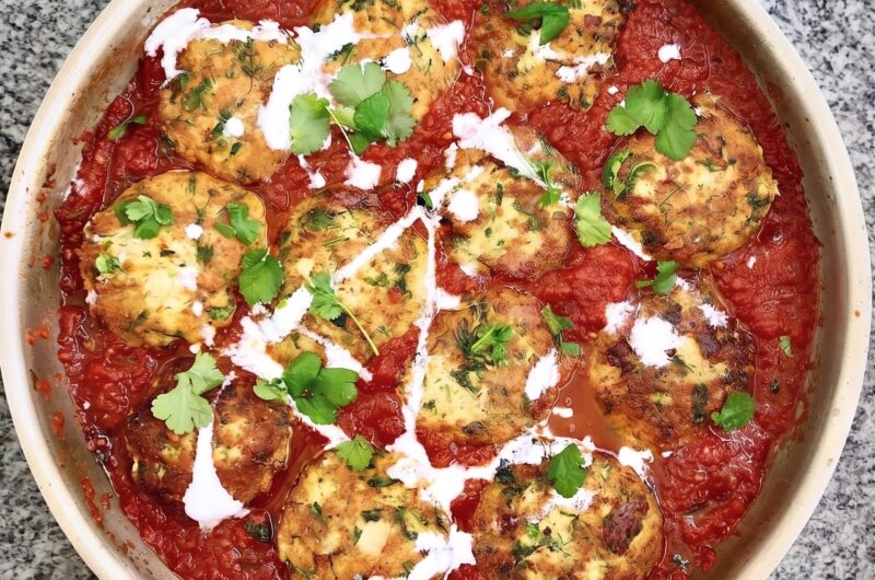 Burgery rybne przygotowane z mielonego dorsza doprawionego kminem rzymskim i świeżymi ziołami, a następnie smażone i podane w sosie pomidorowym.