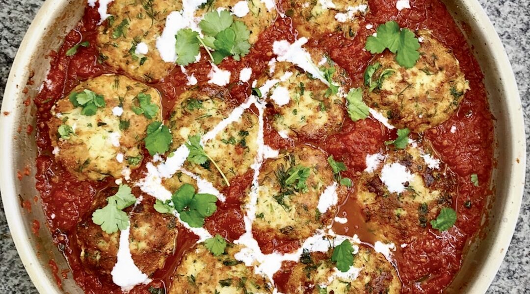 Burgery rybne przygotowane z mielonego dorsza doprawionego kminem rzymskim i świeżymi ziołami, a następnie smażone i podane w sosie pomidorowym.