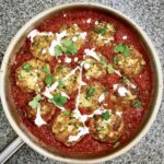 Burgery rybne przygotowane z mielonego dorsza doprawionego kminem rzymskim i świeżymi ziołami, a następnie smażone i podane w sosie pomidorowym.