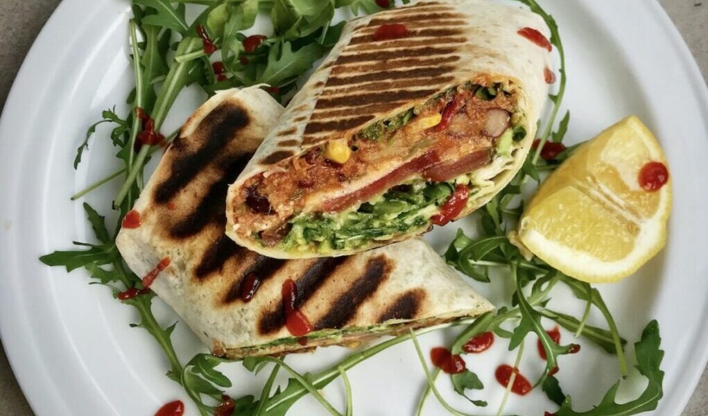 Burrito z tuńczykiem to duża tortilla wypełniona sałatką meksykańską z tuńczykiem oraz pomidorem, rukolą i awokado, zwinięta jak krokiet i podpiekana na grillu.