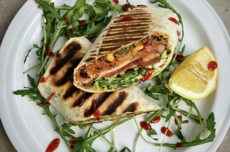 Burrito z tuńczykiem to duża tortilla wypełniona sałatką meksykańską z tuńczykiem oraz pomidorem, rukolą i awokado, zwinięta jak krokiet i podpiekana na grillu.