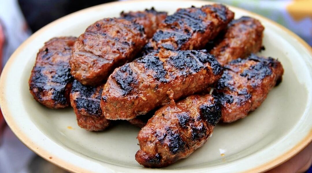 Cevapcici to kotleciki z mielonego mięsa zmieszanego z przyprawami, formowane w wałeczki i pieczone na ruszcie. W poniższym przepisie w wersji wyjątkowej.