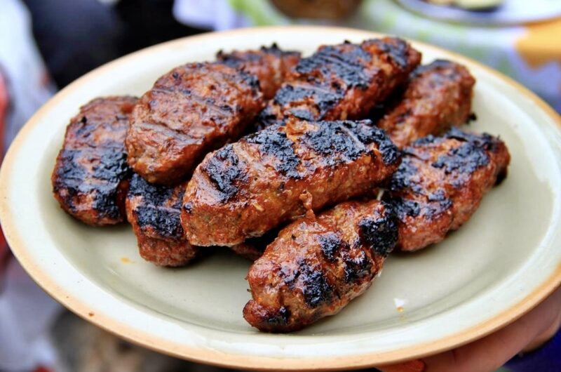 Cevapcici to kotleciki z mielonego mięsa zmieszanego z przyprawami, formowane w wałeczki i pieczone na ruszcie. W poniższym przepisie w wersji wyjątkowej.