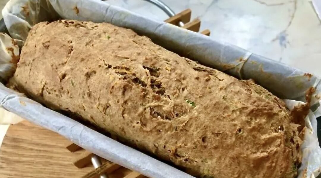 Chleb bananowy przygotowałem z dwóch rodzajów mąki, w tym pełnoziarnistej. Dodatkami do chleba są dojrzałe banany, starta cukinia i marchewka.