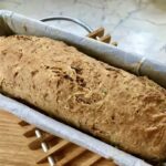 Chleb bananowy przygotowałem z dwóch rodzajów mąki, w tym pełnoziarnistej. Dodatkami do chleba są dojrzałe banany, starta cukinia i marchewka.