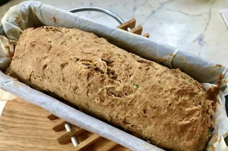 Chleb bananowy przygotowałem z dwóch rodzajów mąki, w tym pełnoziarnistej. Dodatkami do chleba są dojrzałe banany, starta cukinia i marchewka.