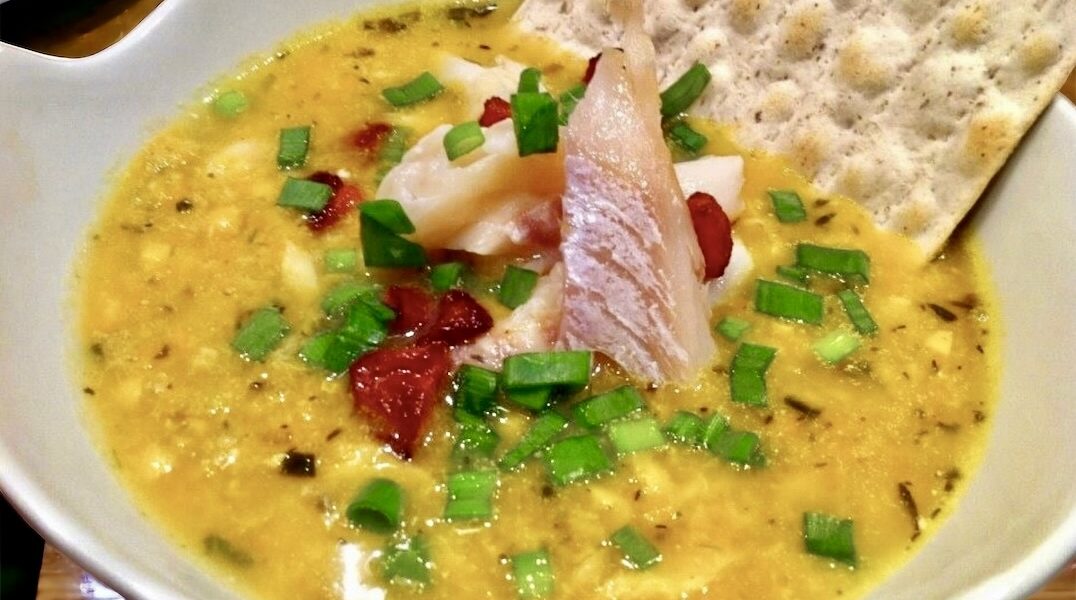 Zupa rybna chowder przygotowana została na bulionie z dodatkiem wędzonego boczku, świeżego dorsza, krewetek oraz batata i kukurydzy.