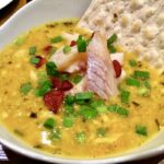 Zupa rybna chowder przygotowana została na bulionie z dodatkiem wędzonego boczku, świeżego dorsza, krewetek oraz batata i kukurydzy.