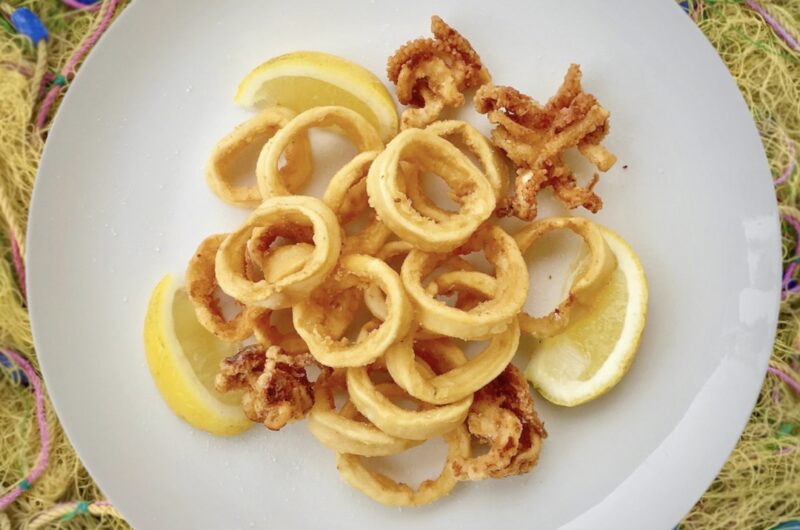 kalmary pokrojone w krążki, a następnie obsypane mąką i krótko smażone na oliwie